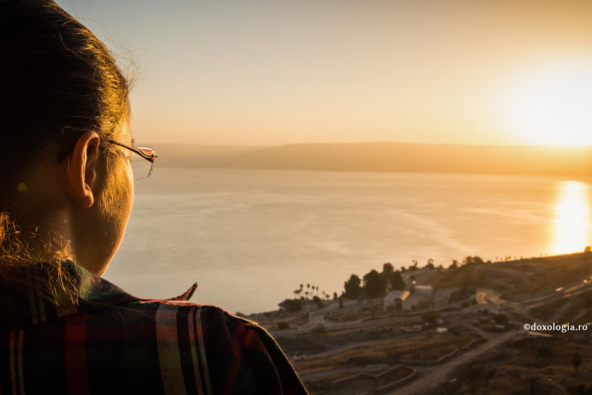 tânără privind apusul