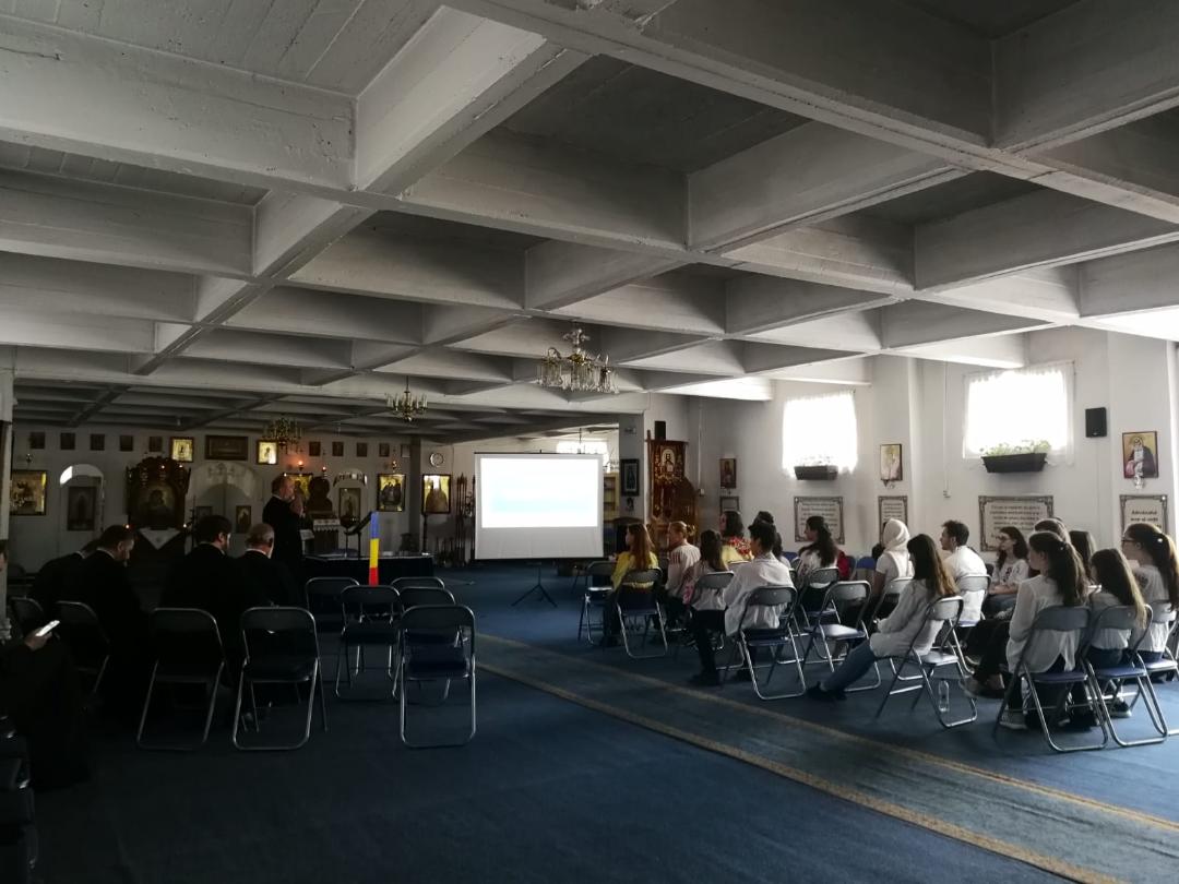 „Ierarhi și slujitori ai Bisericii Ortodoxe Române susținători ai Marii Uniri”, cateheză pentru preoții și tinerii din ATOR Piatra Neamț