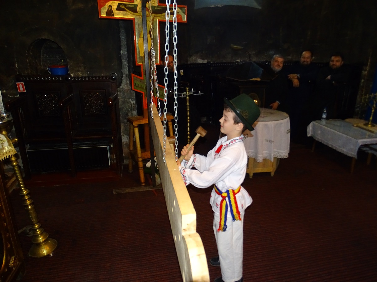 Suflet de copil şi cântec de toacă Suflet de copil şi cântec de toacă