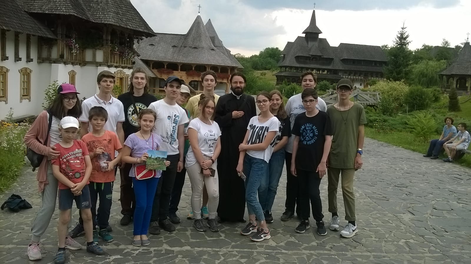 Pelerinaj al grupul de catehează de la Biserica „Sfântul Dumitru” din Suceava Pelerinaj al grupul de catehează de la Biserica „Sfântul Dumitru” din Suceava