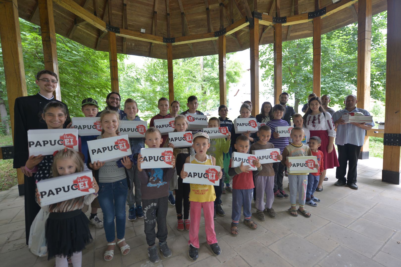 „Cutia cu papucei pentru Ei” alături de copii de Ziua Copilului – bucurie și dăruire