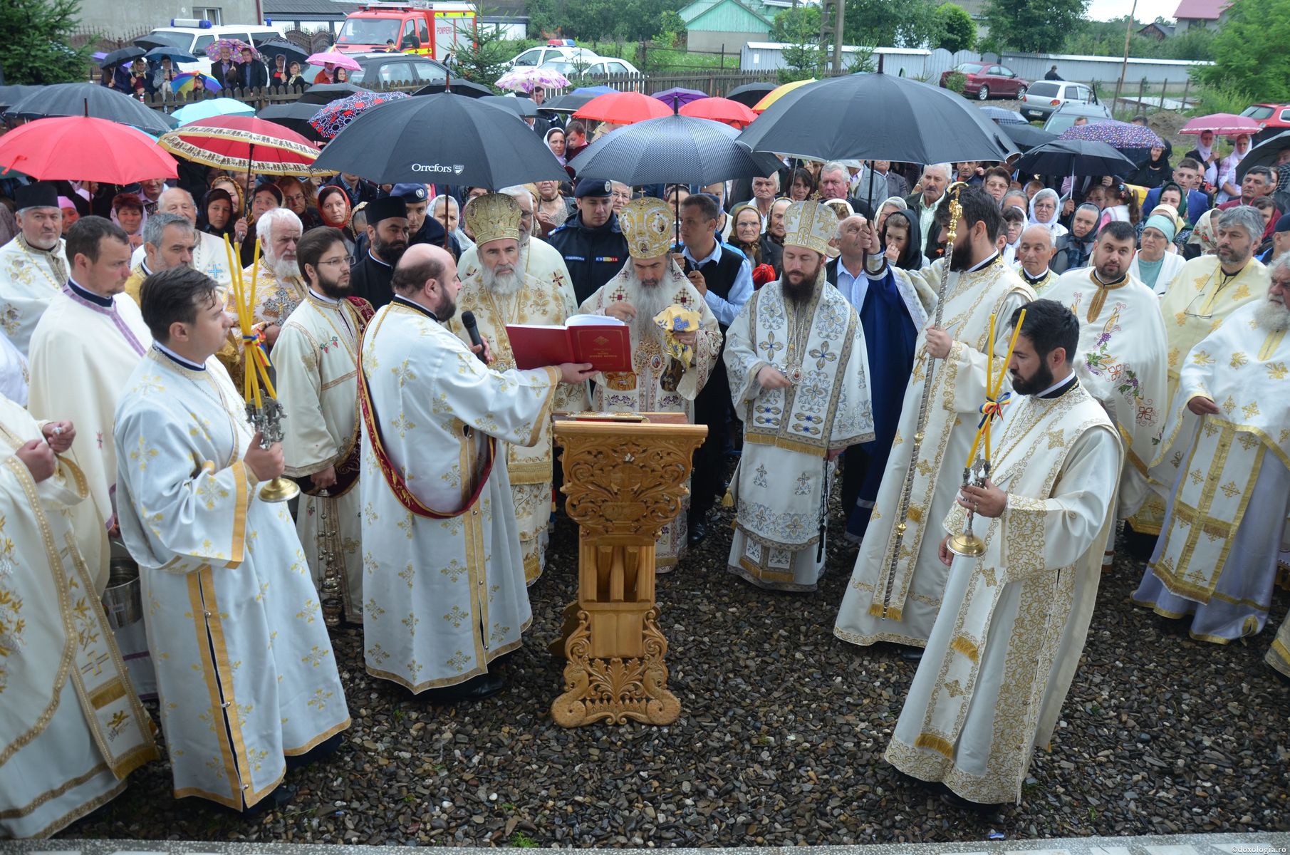 Biserica „Sfânta Cuvioasă Parascheva” din localitatea Baia a primit veșmânt de har și binecuvântare