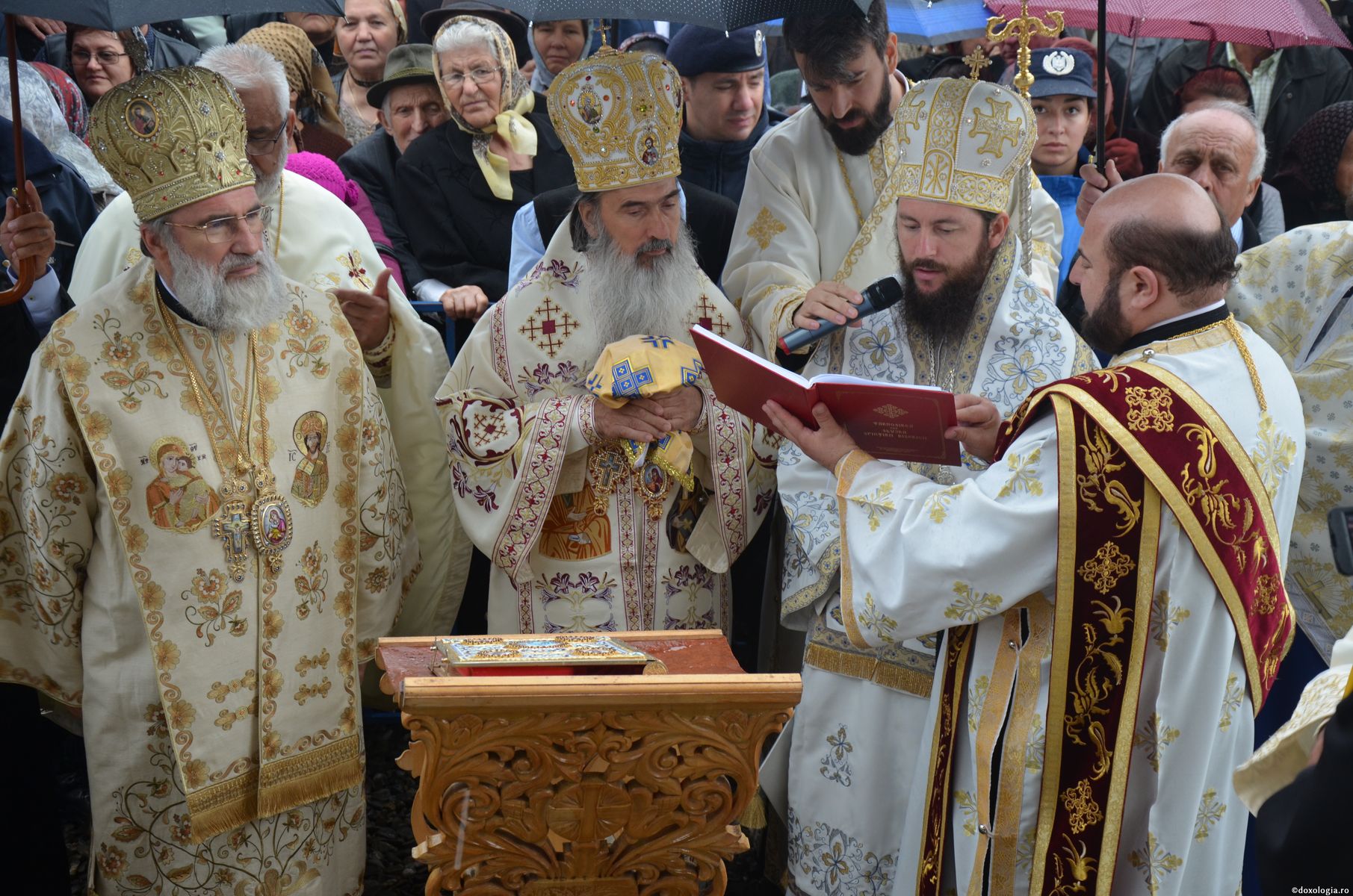 Biserica „Sfânta Cuvioasă Parascheva” din localitatea Baia a primit veșmânt de har și binecuvântare