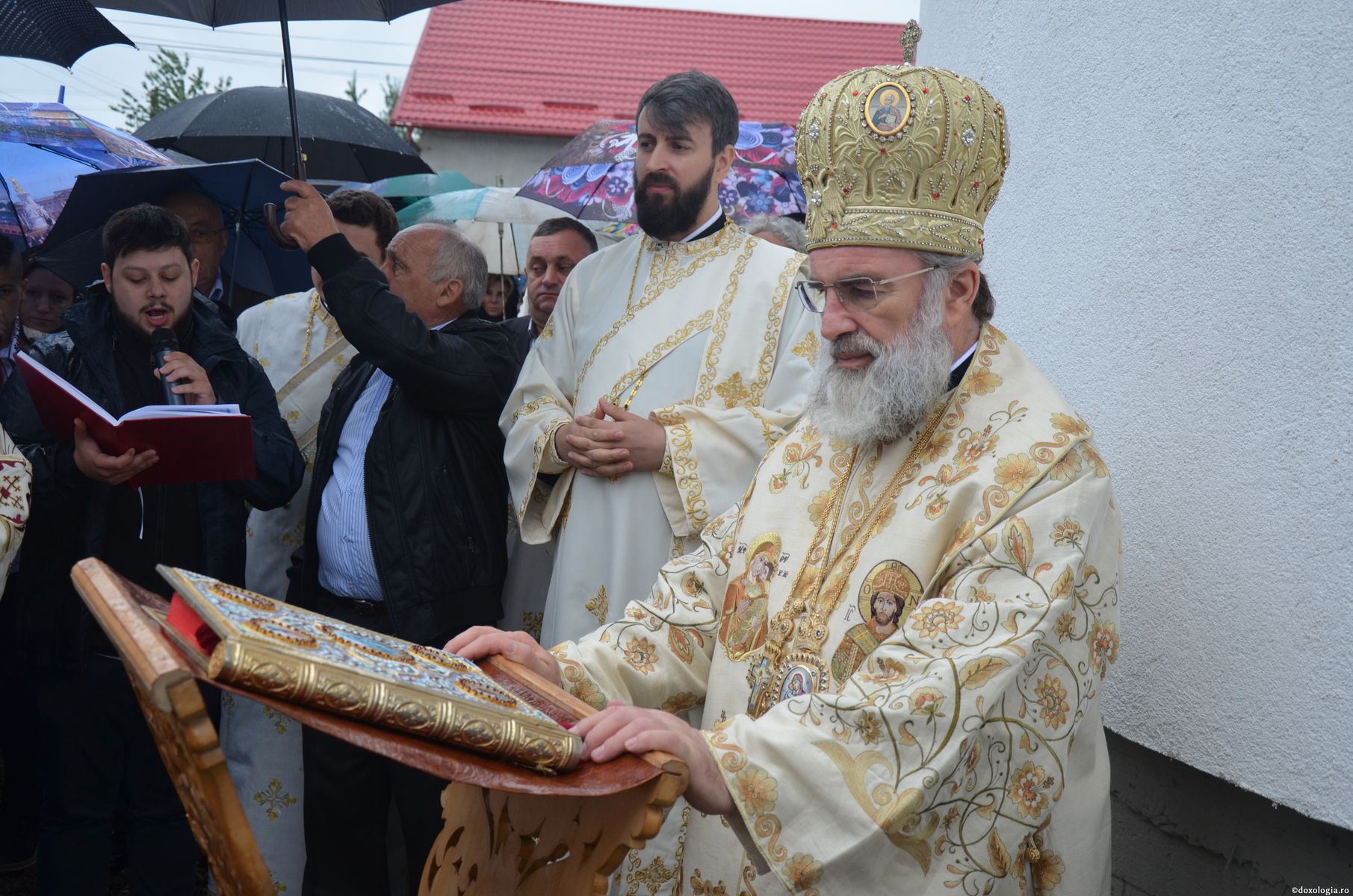 Biserica „Sfânta Cuvioasă Parascheva” din localitatea Baia a primit veșmânt de har și binecuvântare