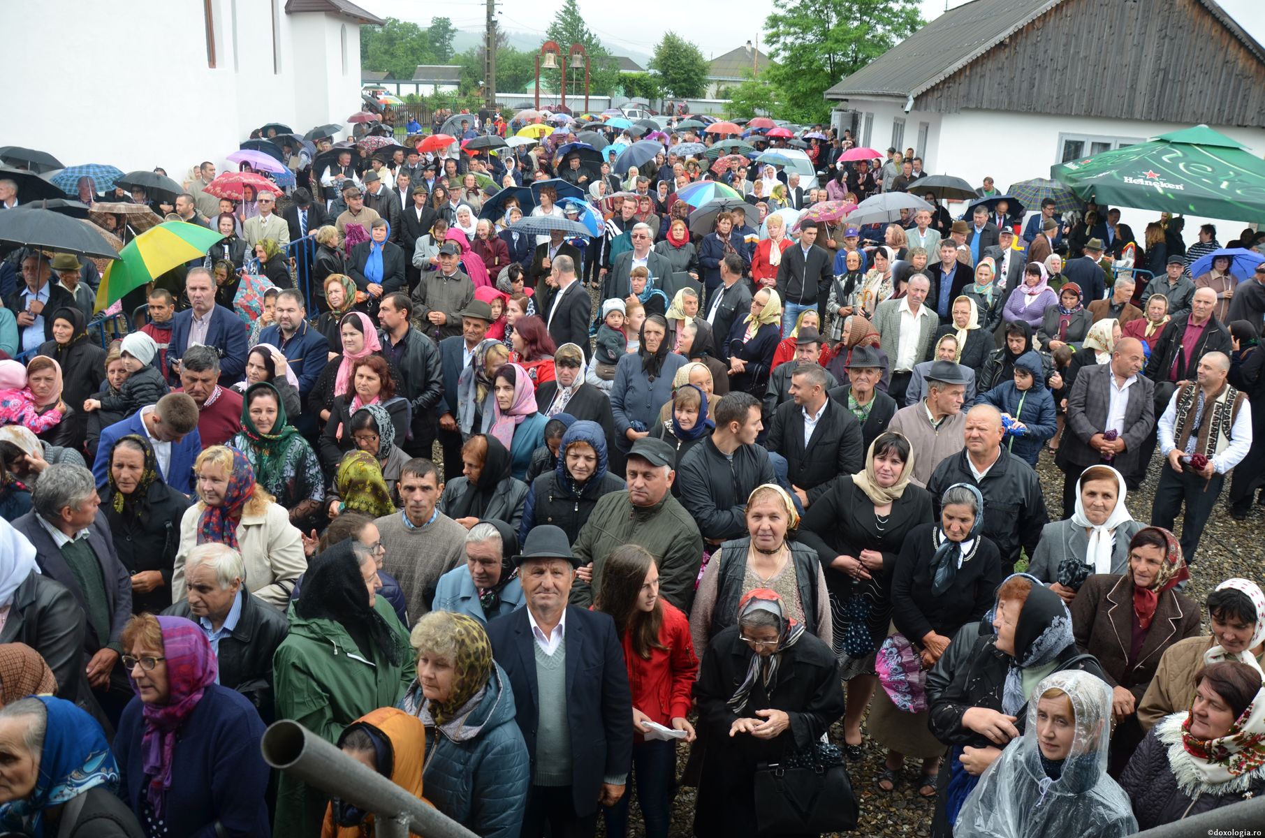 Biserica „Sfânta Cuvioasă Parascheva” din localitatea Baia a primit veșmânt de har și binecuvântare