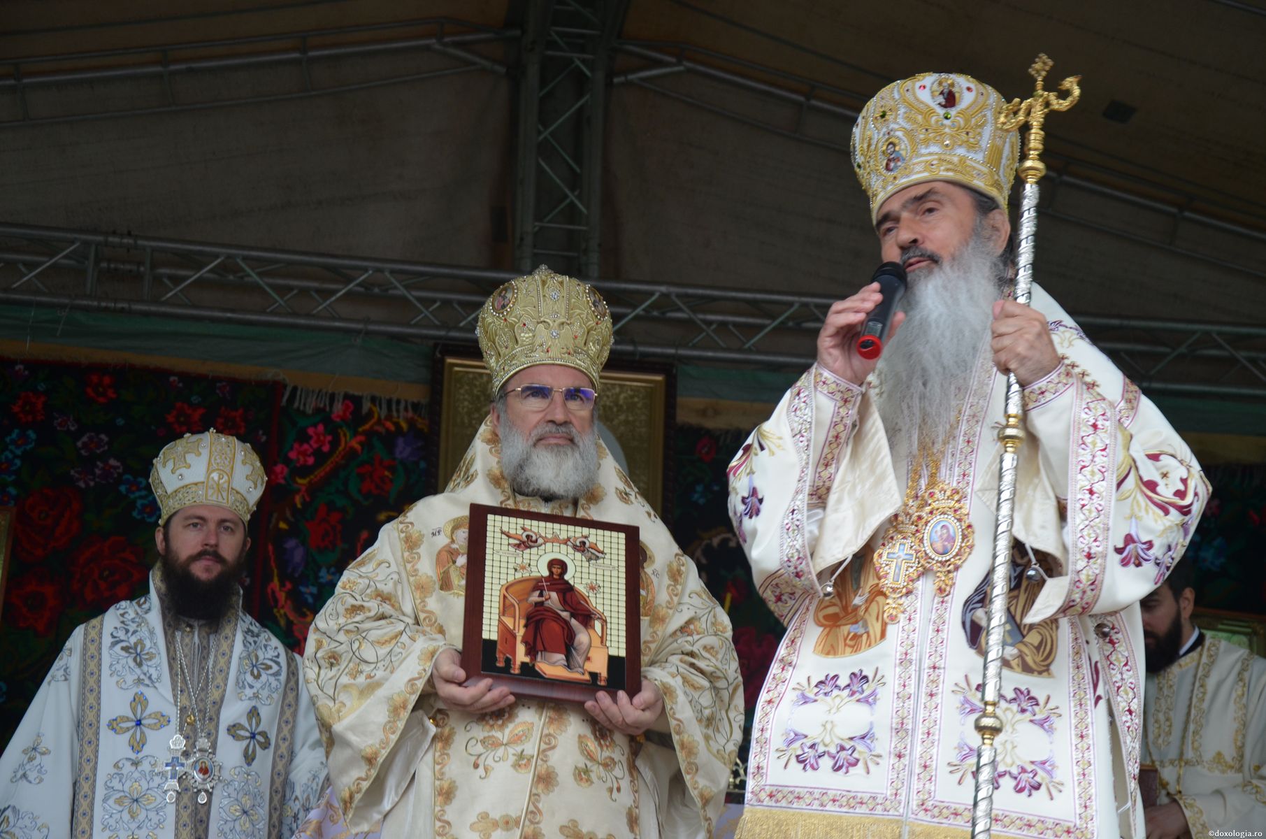 Biserica „Sfânta Cuvioasă Parascheva” din localitatea Baia a primit veșmânt de har și binecuvântare