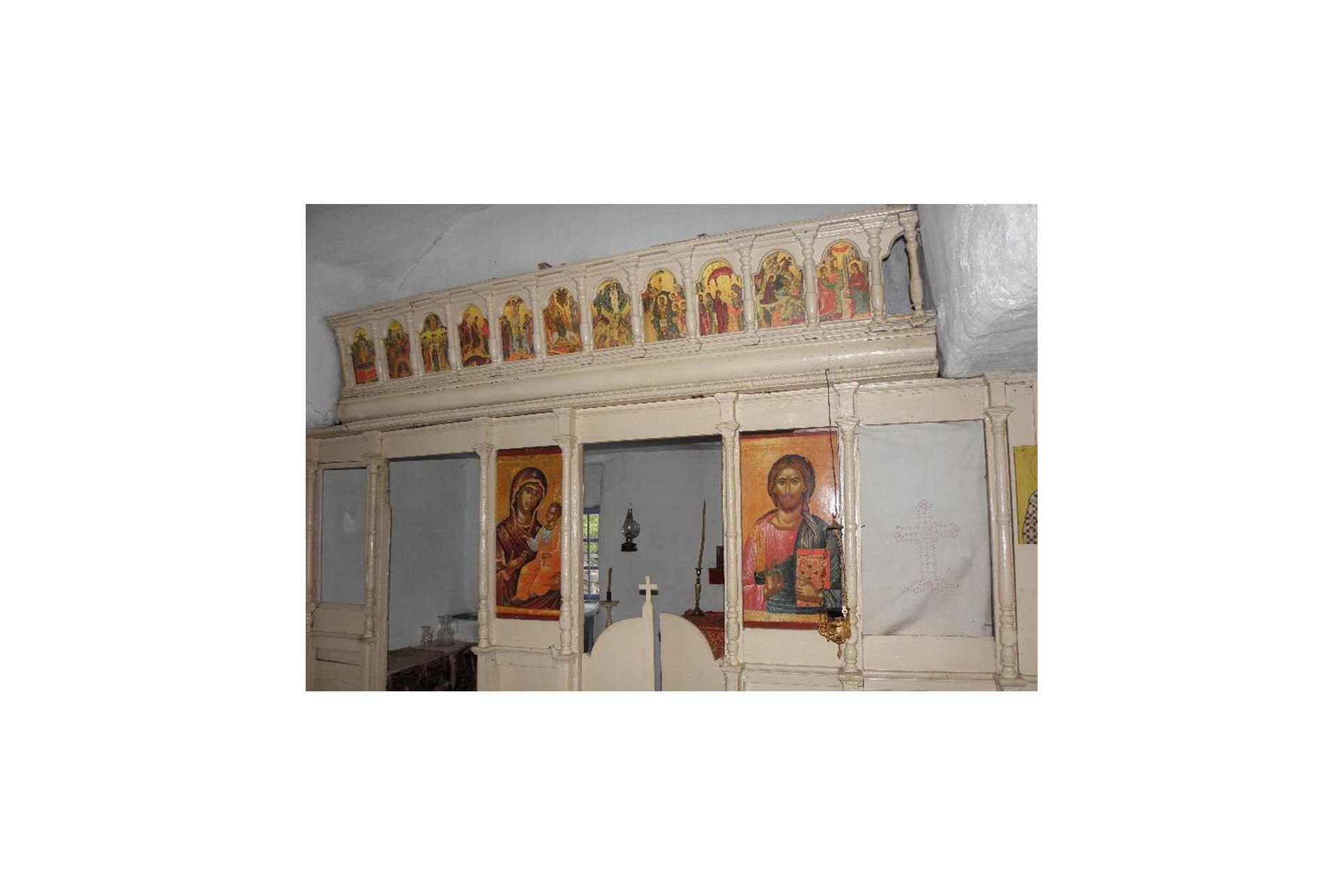 Iconostasul paraclisului Cinstitei Cruci din coliba Cuviosului Părinte Paisie Aghioritul Iconostasul paraclisului Cinstitei Cruci din coliba Cuviosului Părinte Paisie Aghioritul