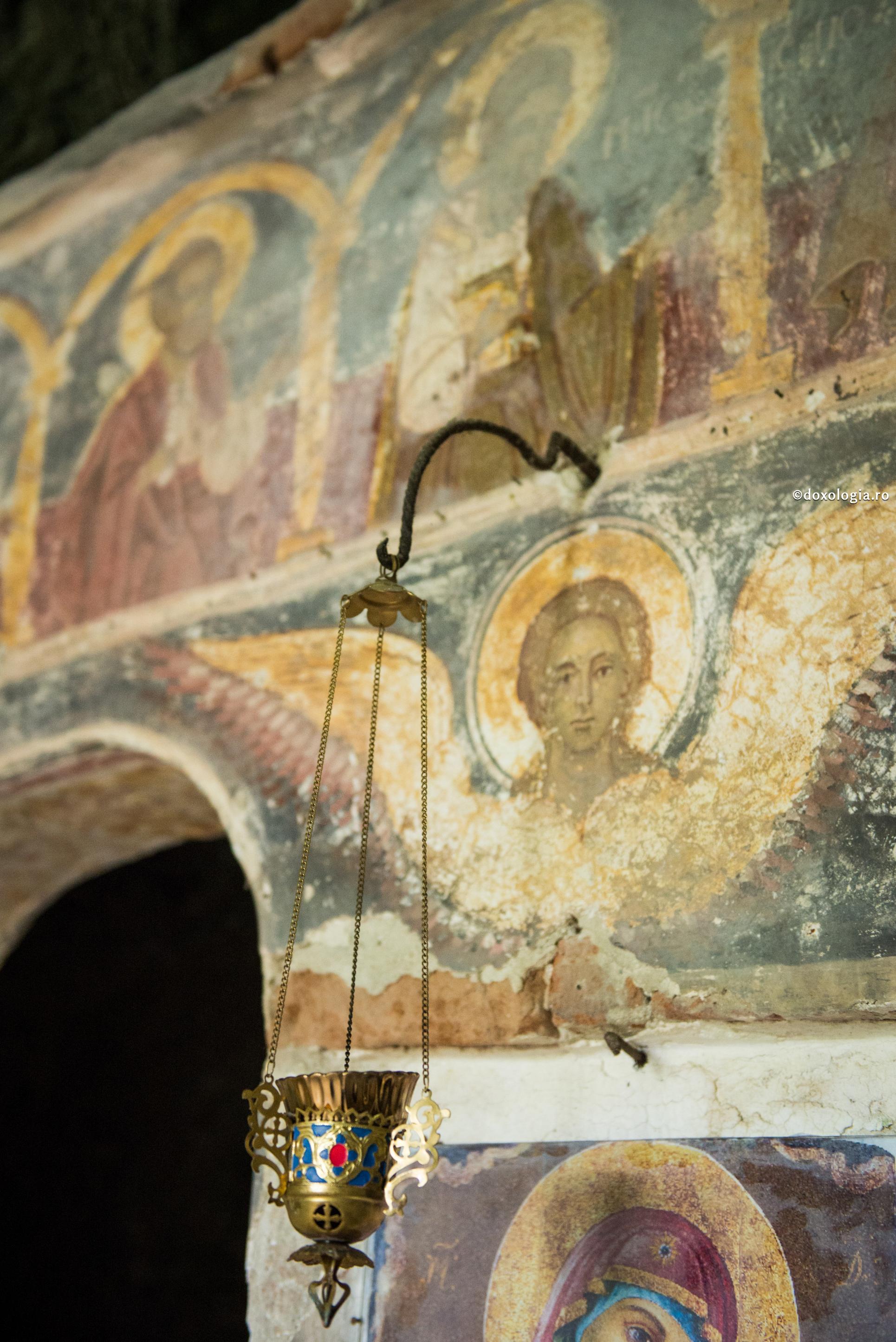 fresca cu serafim și candelă