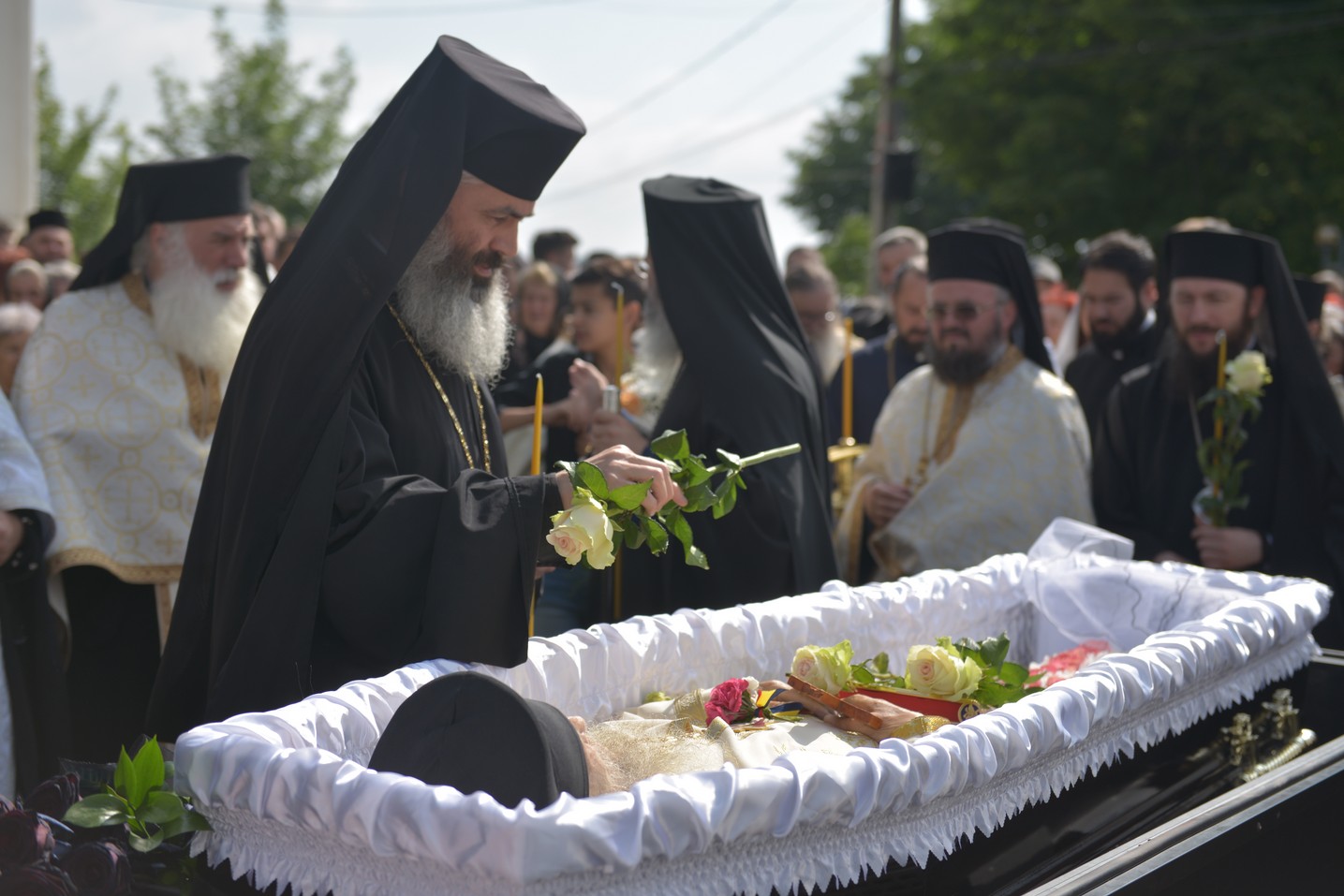 Părintele mărturisitor Mina Dobzeu a primit „sărutarea cea mai de pe urmă“