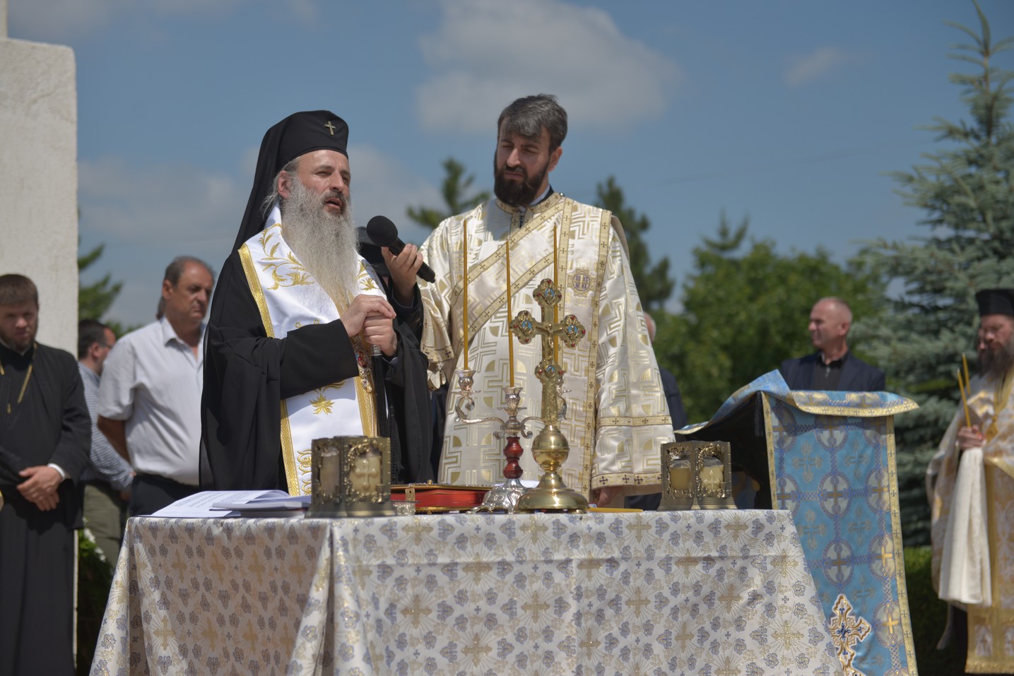 Părintele mărturisitor Mina Dobzeu a primit „sărutarea cea mai de pe urmă“