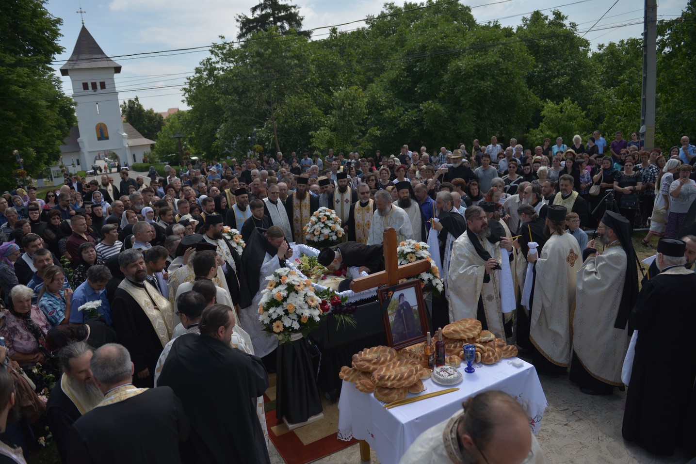 Părintele mărturisitor Mina Dobzeu a primit „sărutarea cea mai de pe urmă“