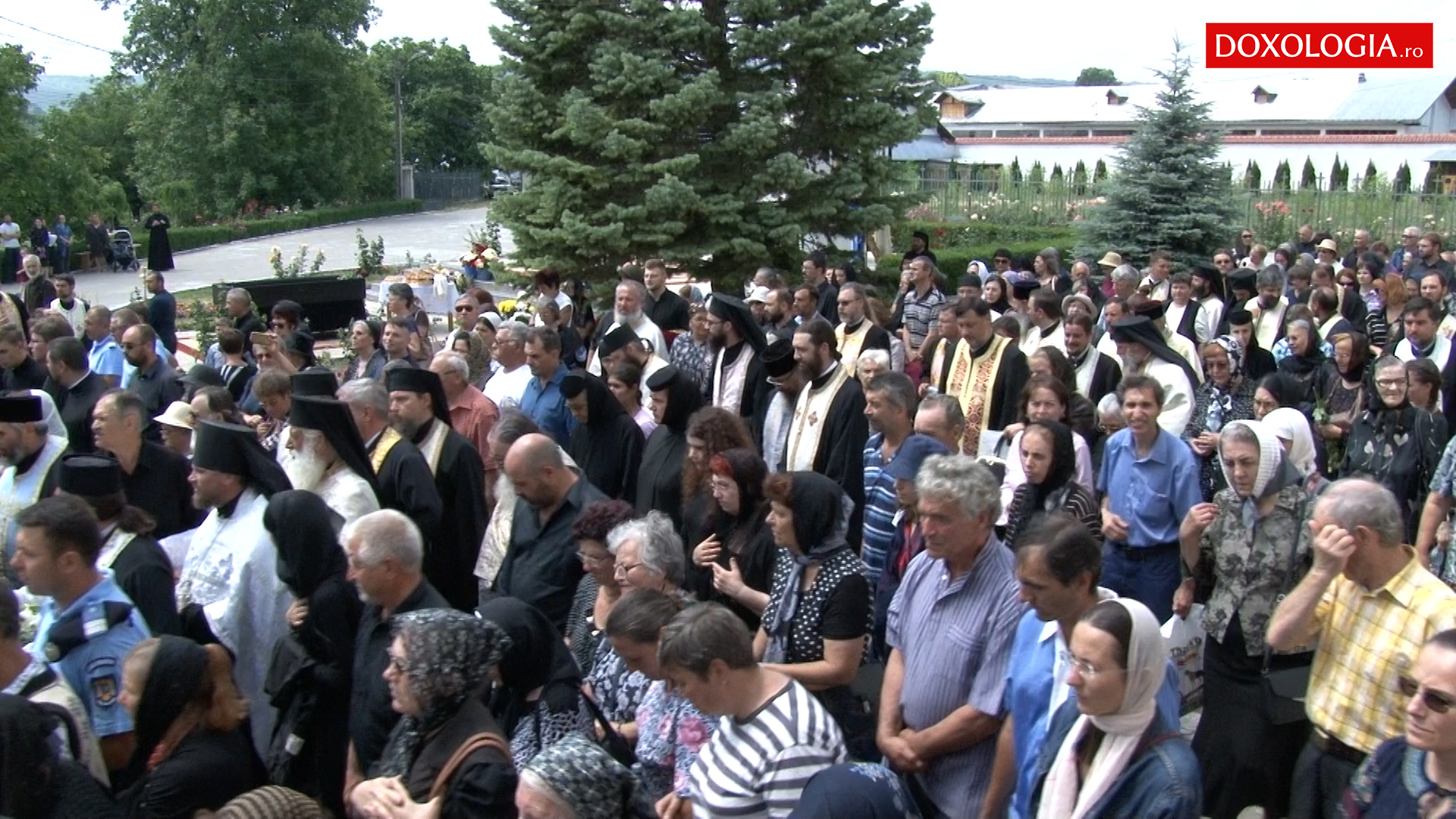 (Video) Cinci ierarhi la înmormântarea părintelui Mina Dobzeu