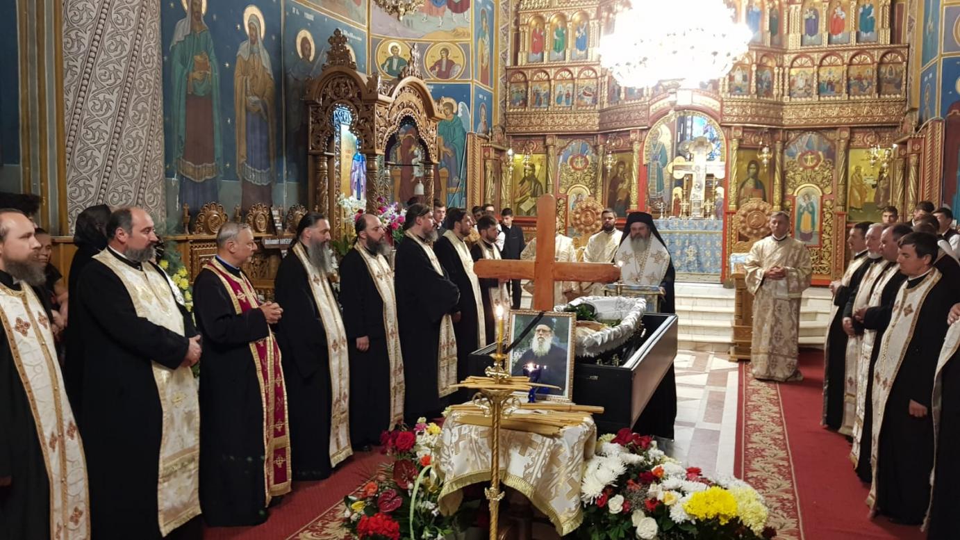 Preasfinţitul Ignatie: "Părintele Mina are un chip de lumină precum i-a fost şi viaţa" Preasfinţitul Ignatie: "Părintele Mina are un chip de lumină precum i-a fost şi viaţa"