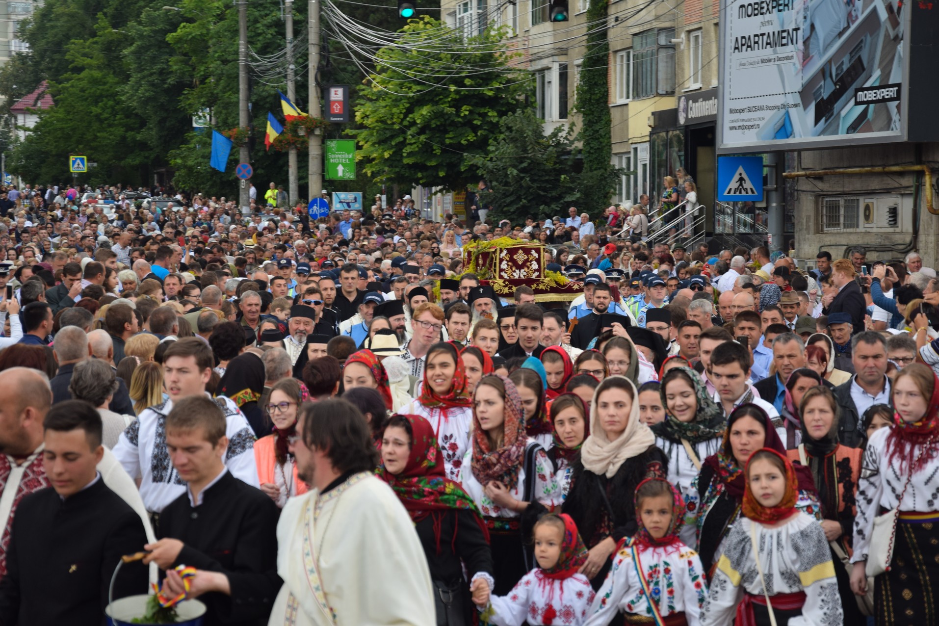 Procesiune cu moaștele Sfântului Ioan cel Nou de la Suceava/ Fotografii: Lucian Ducan Hramul cel mare al Sucevei: „A-l iubi pe celălalt este o purtare de cruce continuă”