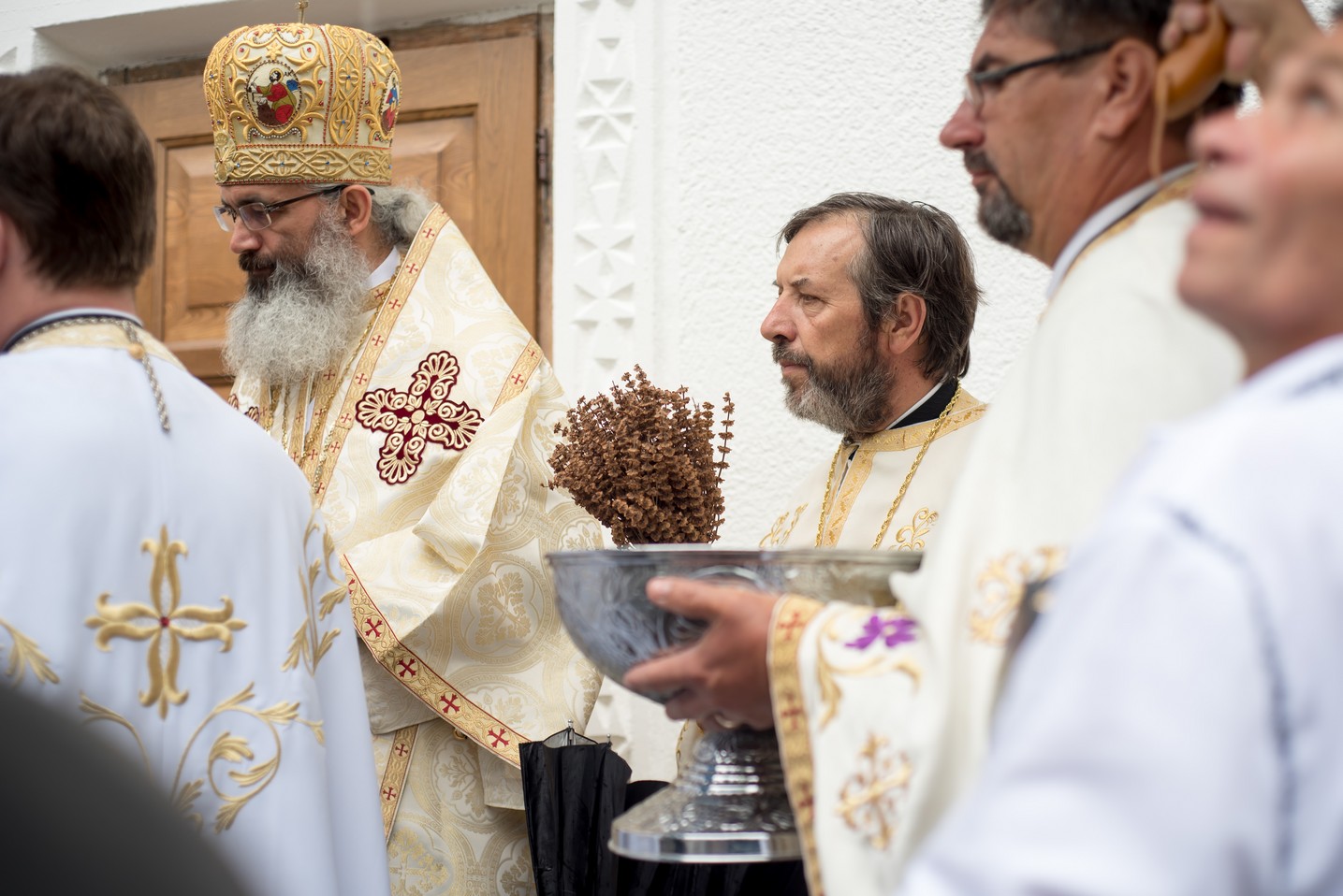 IPS Pimen, la sfințirea bisericii din Ipotești: „Să ne îngrijim de hrana pentru trup, dar nu îngrijorându-ne”