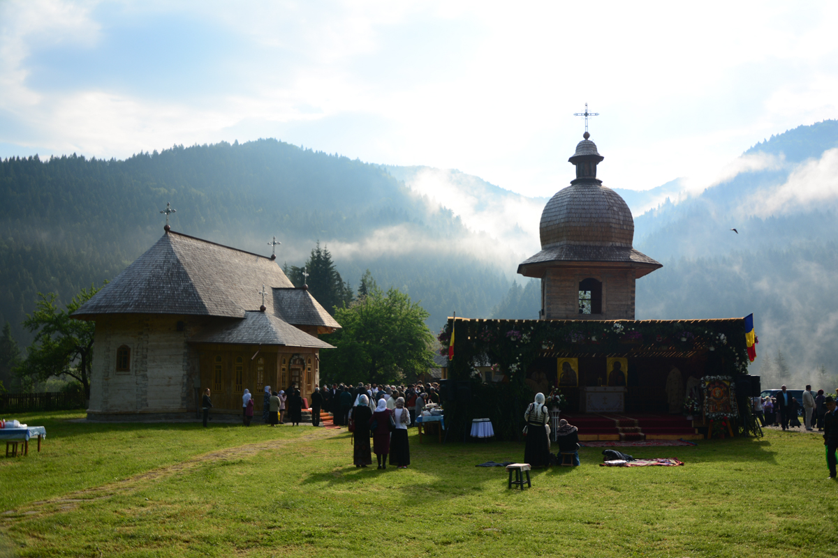 IPS Mitropolit Teofan, la Mănăstirea Tarcău: „Sfinții sunt cei care, prin taina smereniei lor, nu doresc să-l domine pe celălalt”