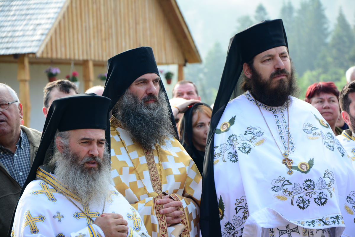 IPS Mitropolit Teofan, la Mănăstirea Tarcău: „Sfinții sunt cei care, prin taina smereniei lor, nu doresc să-l domine pe celălalt”