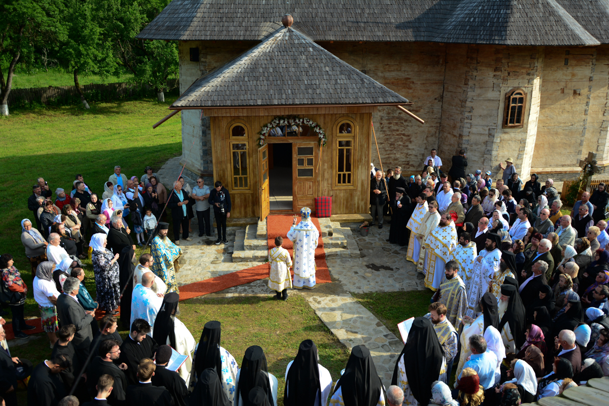 IPS Mitropolit Teofan, la Mănăstirea Tarcău: „Sfinții sunt cei care, prin taina smereniei lor, nu doresc să-l domine pe celălalt”