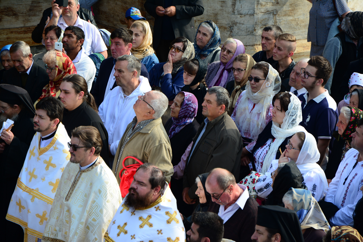 IPS Mitropolit Teofan, la Mănăstirea Tarcău: „Sfinții sunt cei care, prin taina smereniei lor, nu doresc să-l domine pe celălalt”