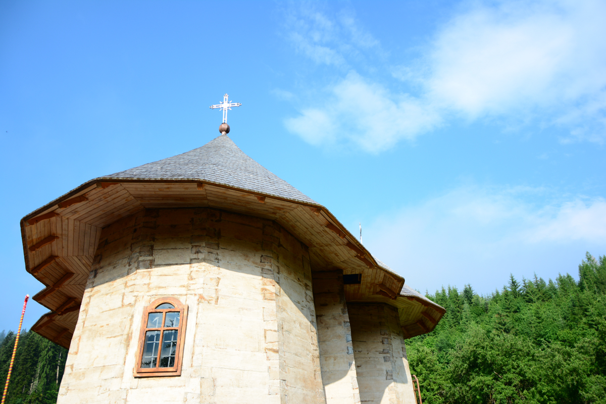 IPS Mitropolit Teofan, la Mănăstirea Tarcău: „Sfinții sunt cei care, prin taina smereniei lor, nu doresc să-l domine pe celălalt”