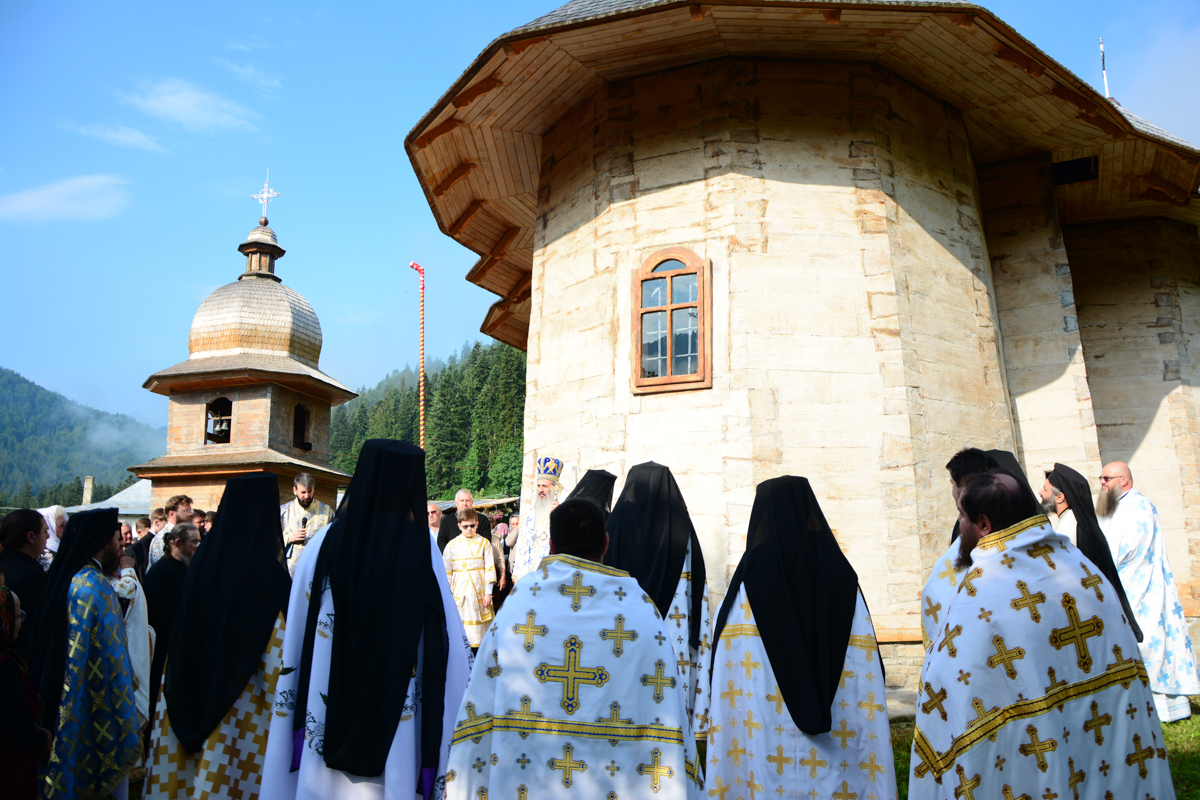 IPS Mitropolit Teofan, la Mănăstirea Tarcău: „Sfinții sunt cei care, prin taina smereniei lor, nu doresc să-l domine pe celălalt”