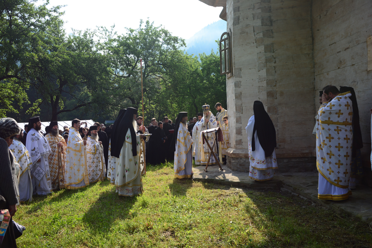 IPS Mitropolit Teofan, la Mănăstirea Tarcău: „Sfinții sunt cei care, prin taina smereniei lor, nu doresc să-l domine pe celălalt”