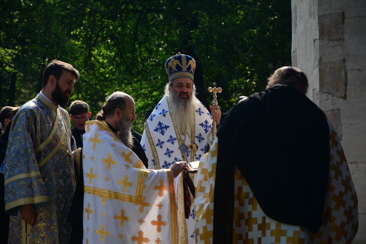 IPS Mitropolit Teofan, la Mănăstirea Tarcău: „Sfinții sunt cei care, prin taina smereniei lor, nu doresc să-l domine pe celălalt”