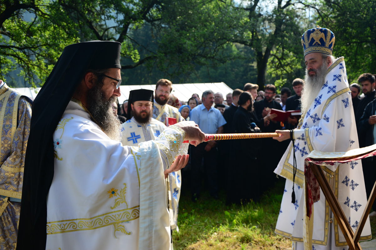 IPS Mitropolit Teofan, la Mănăstirea Tarcău: „Sfinții sunt cei care, prin taina smereniei lor, nu doresc să-l domine pe celălalt”