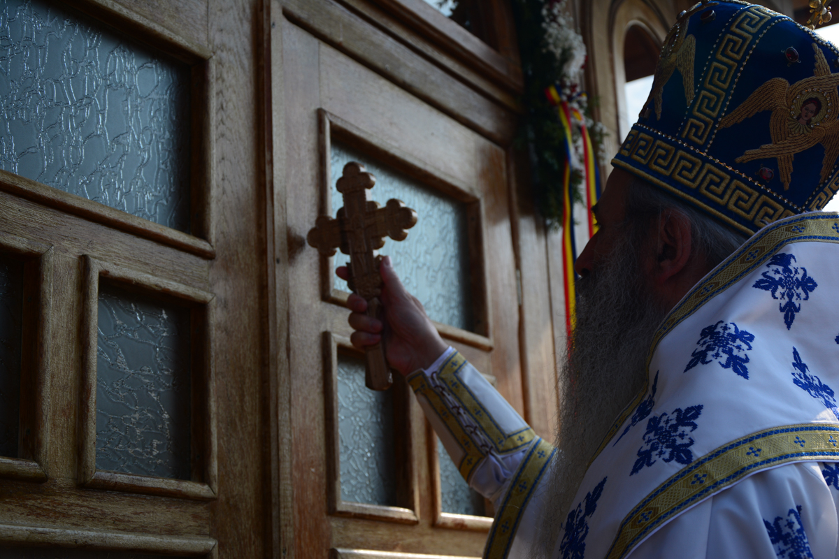 IPS Mitropolit Teofan, la Mănăstirea Tarcău: „Sfinții sunt cei care, prin taina smereniei lor, nu doresc să-l domine pe celălalt”