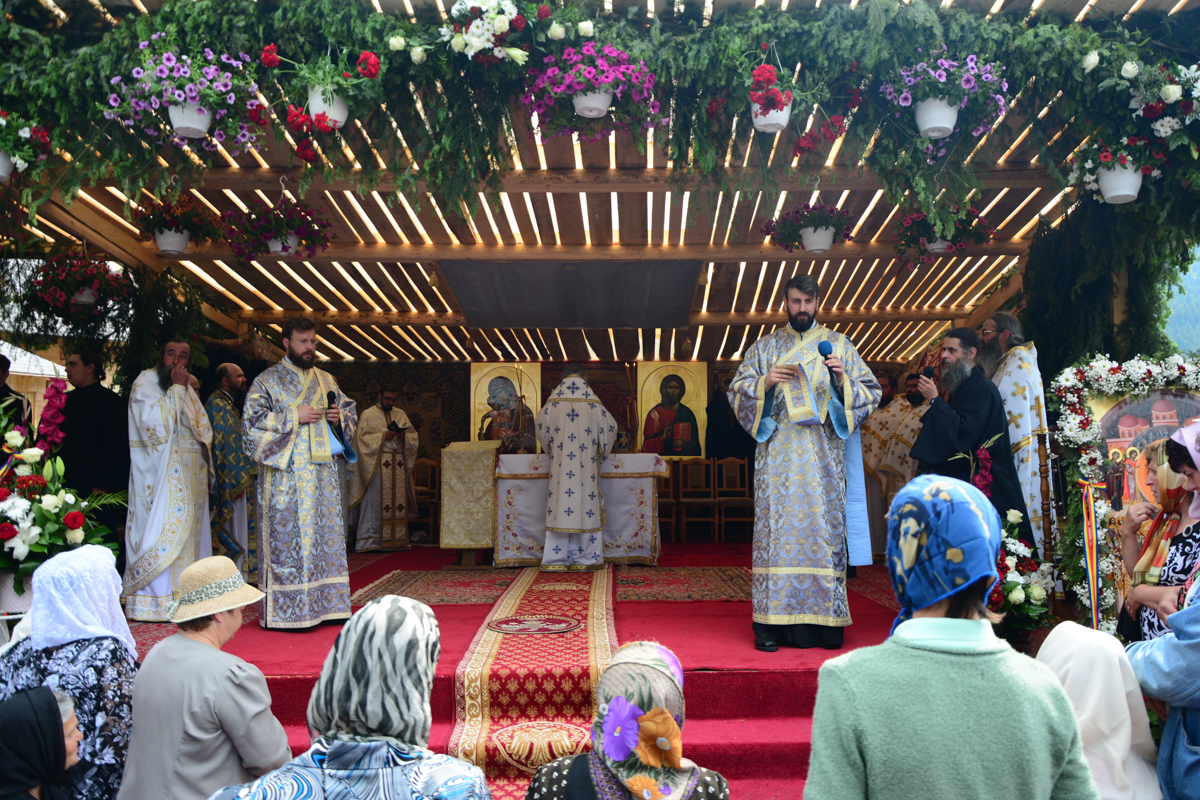 IPS Mitropolit Teofan, la Mănăstirea Tarcău: „Sfinții sunt cei care, prin taina smereniei lor, nu doresc să-l domine pe celălalt”