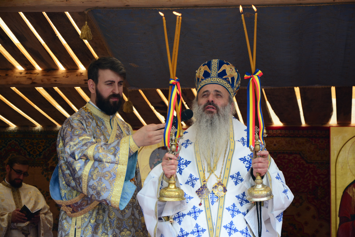 IPS Mitropolit Teofan, la Mănăstirea Tarcău: „Sfinții sunt cei care, prin taina smereniei lor, nu doresc să-l domine pe celălalt”