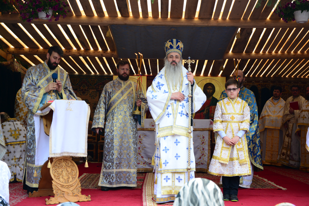 IPS Mitropolit Teofan, la Mănăstirea Tarcău: „Sfinții sunt cei care, prin taina smereniei lor, nu doresc să-l domine pe celălalt”