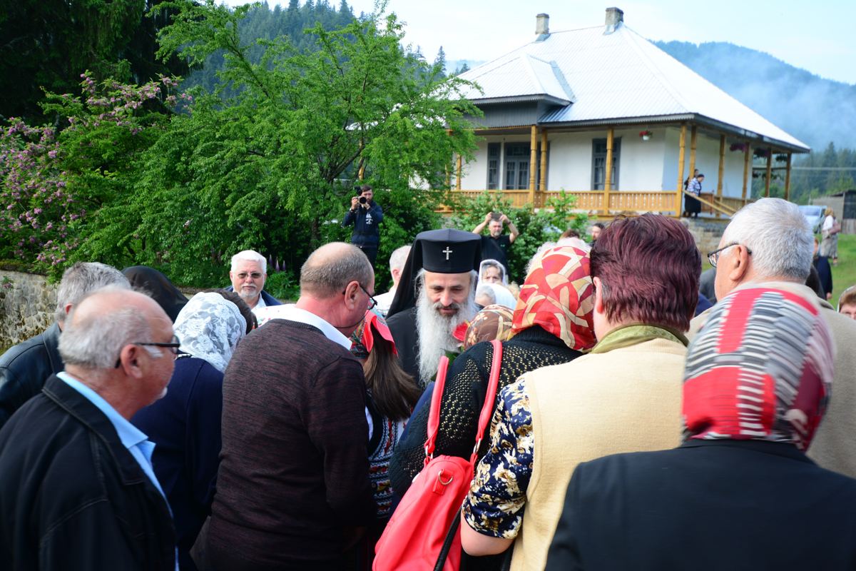 IPS Mitropolit Teofan, la Mănăstirea Tarcău: „Sfinții sunt cei care, prin taina smereniei lor, nu doresc să-l domine pe celălalt”