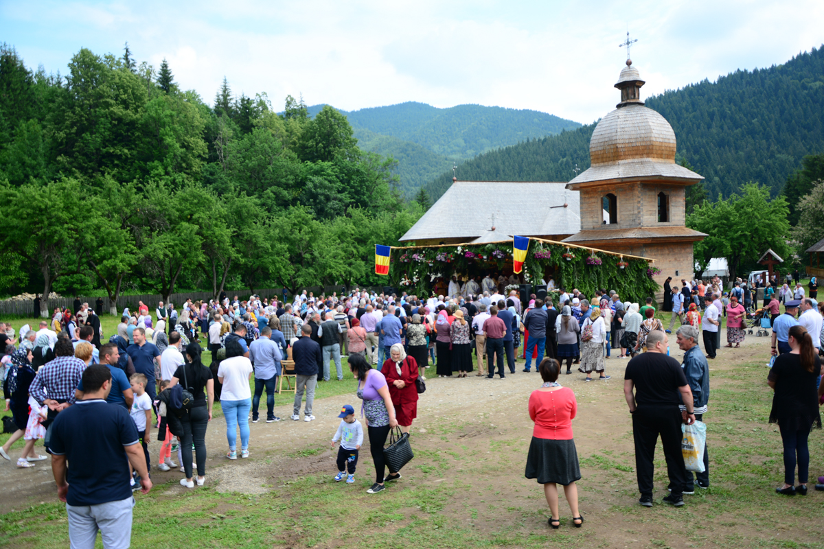 IPS Mitropolit Teofan, la Mănăstirea Tarcău: „Sfinții sunt cei care, prin taina smereniei lor, nu doresc să-l domine pe celălalt”