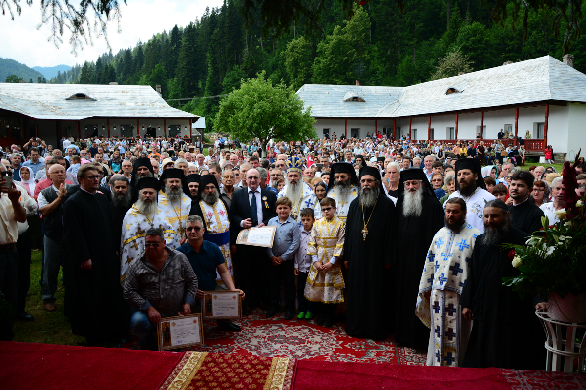 IPS Mitropolit Teofan, la Mănăstirea Tarcău: „Sfinții sunt cei care, prin taina smereniei lor, nu doresc să-l domine pe celălalt”