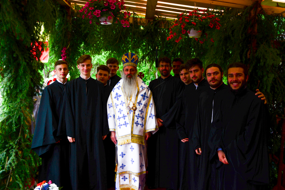 IPS Mitropolit Teofan, la Mănăstirea Tarcău: „Sfinții sunt cei care, prin taina smereniei lor, nu doresc să-l domine pe celălalt”