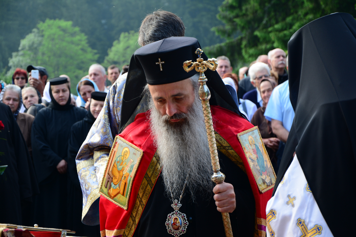 IPS Mitropolit Teofan, la Mănăstirea Tarcău: „Sfinții sunt cei care, prin taina smereniei lor, nu doresc să-l domine pe celălalt”