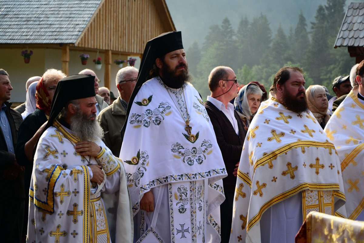 IPS Mitropolit Teofan, la Mănăstirea Tarcău: „Sfinții sunt cei care, prin taina smereniei lor, nu doresc să-l domine pe celălalt”