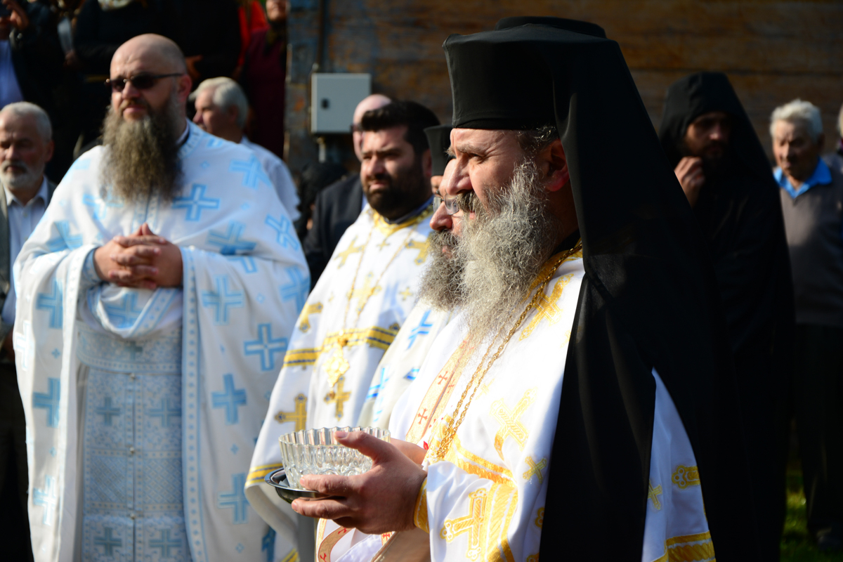 IPS Mitropolit Teofan, la Mănăstirea Tarcău: „Sfinții sunt cei care, prin taina smereniei lor, nu doresc să-l domine pe celălalt”