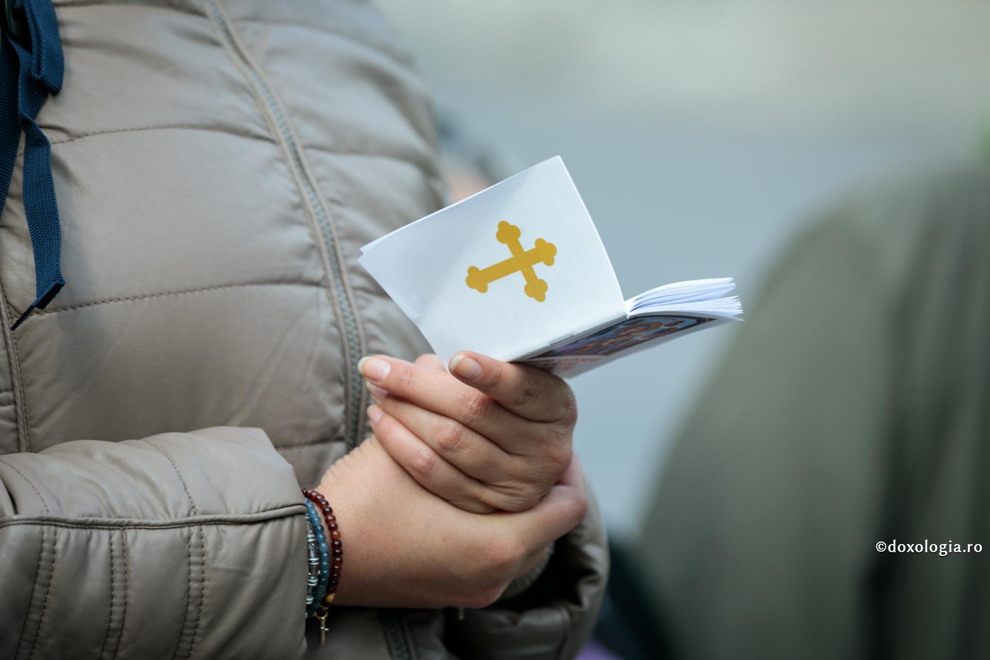cărticică de rugăciuni în mână