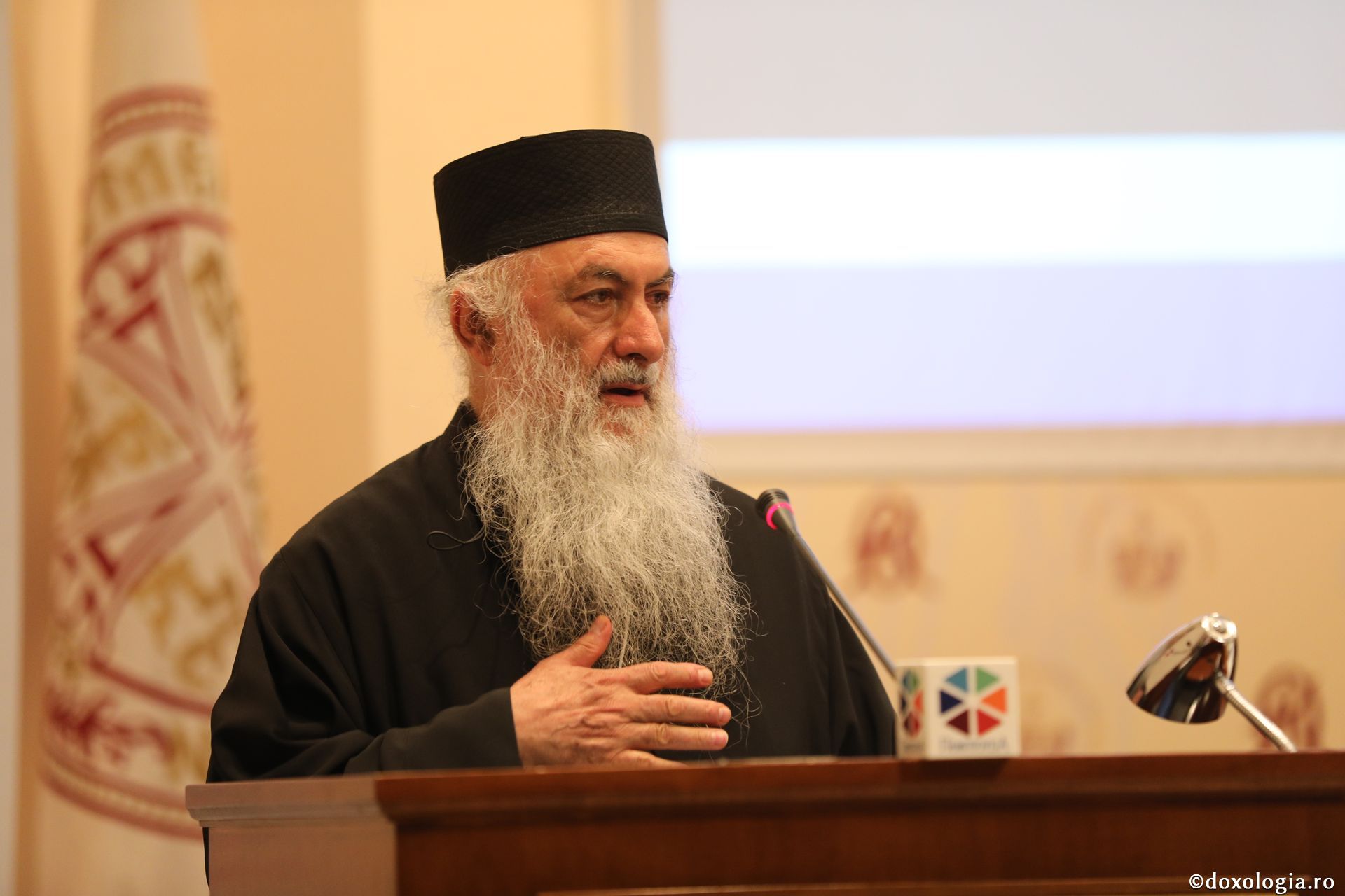 Părintele Zaharia Zaharou, la DMOPC18: „Tehnologia digitală Îi slujește sau Îl înlătură pe Dumnezeu din Biserică?”