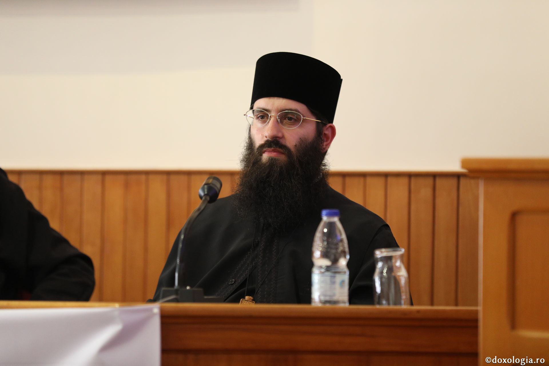 Părintele Zaharia Zaharou, la DMOPC18: „Tehnologia digitală Îi slujește sau Îl înlătură pe Dumnezeu din Biserică?”