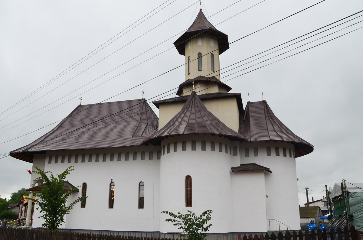 Biserica Parohiei Baia III a fost sfinţită de trei ierarhi Biserica Parohiei Baia III a fost sfinţită de trei ierarhi