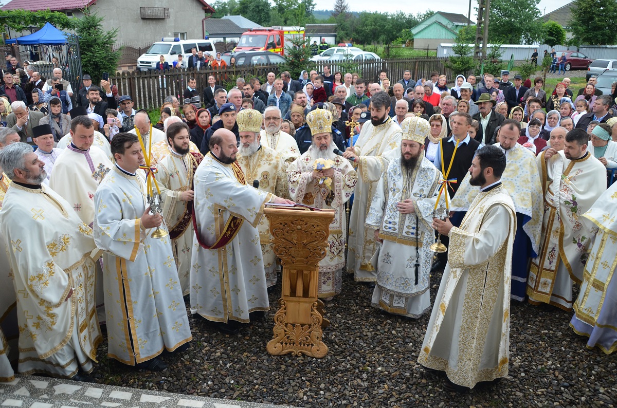 Fotografii: Constantin Agafiței Biserica Parohiei Baia III a fost sfinţită de trei ierarhi