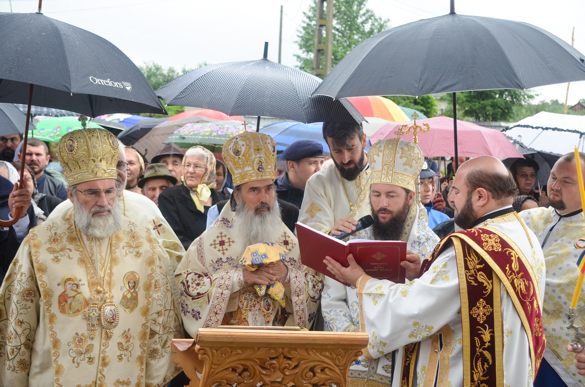 Biserica Parohiei Baia III a fost sfinţită de trei ierarhi Biserica Parohiei Baia III a fost sfinţită de trei ierarhi