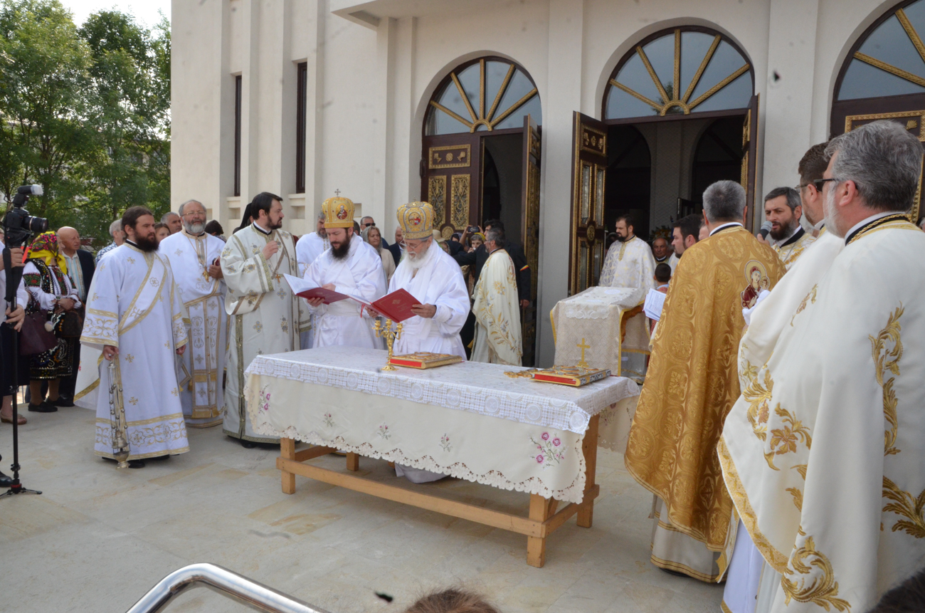 Catedrala „Învierea Domnului” din Fălticeni, sfințită în prezența a 3000 de credincioși