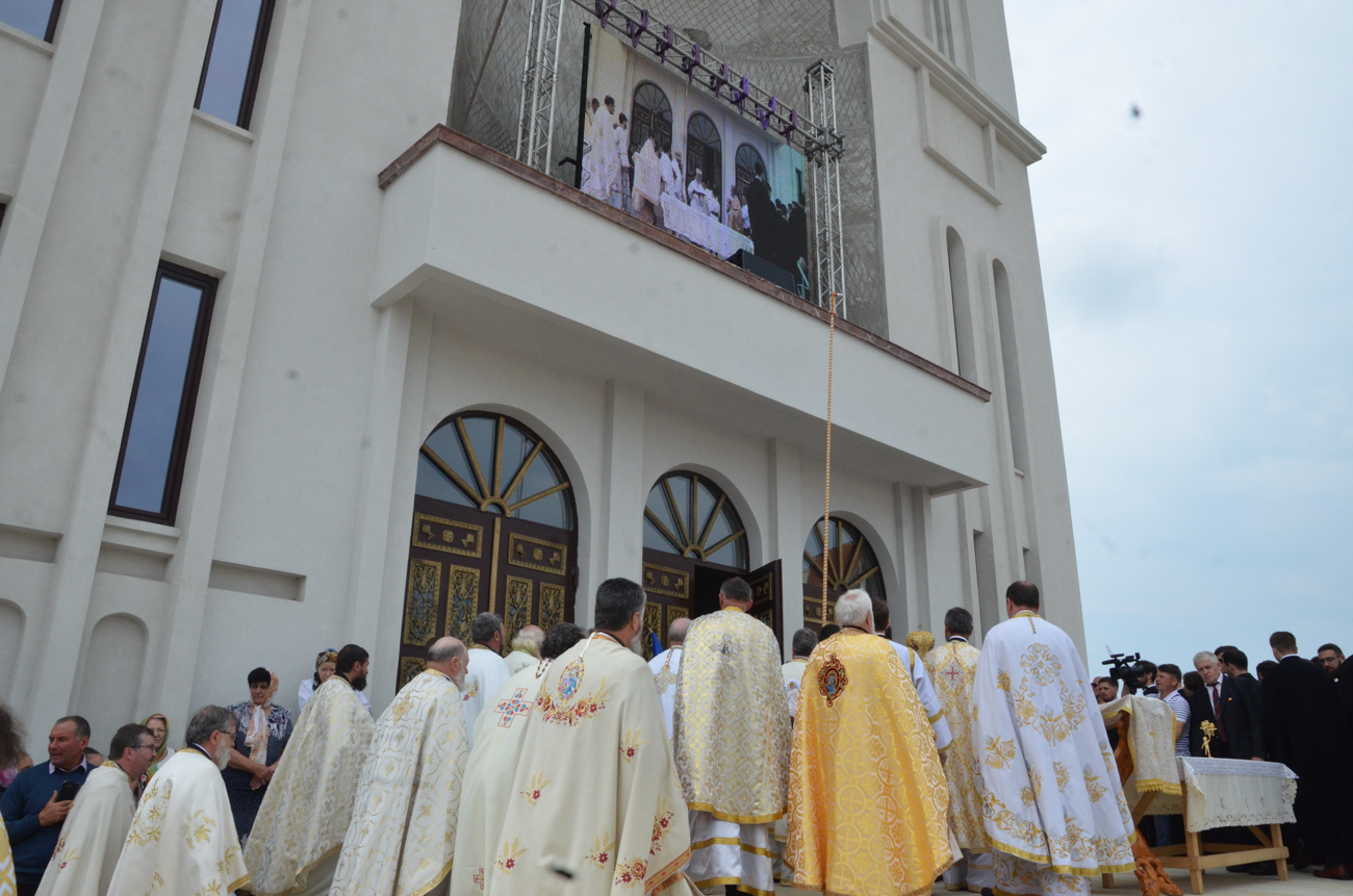 Catedrala „Învierea Domnului” din Fălticeni, sfințită în prezența a 3000 de credincioși