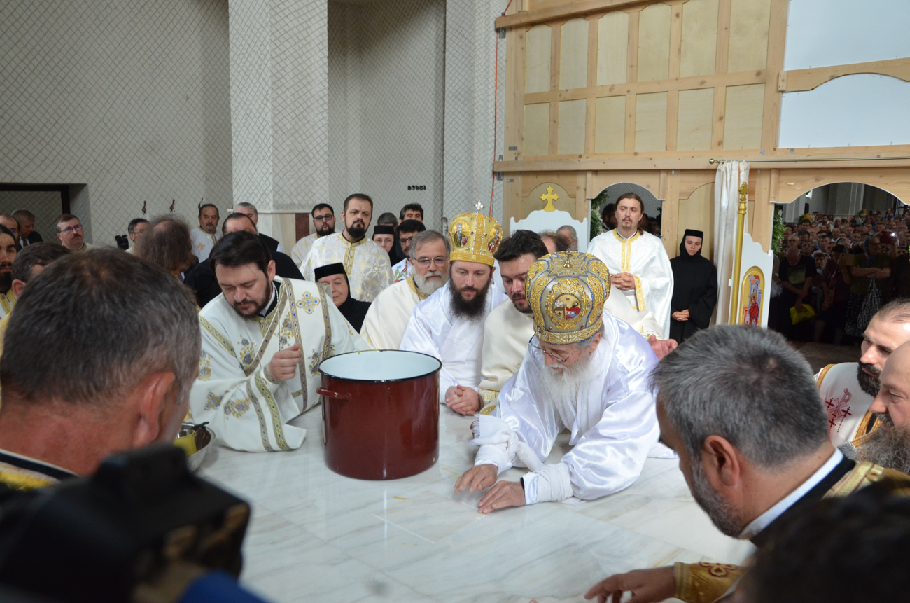 Catedrala „Învierea Domnului” din Fălticeni, sfințită în prezența a 3000 de credincioși