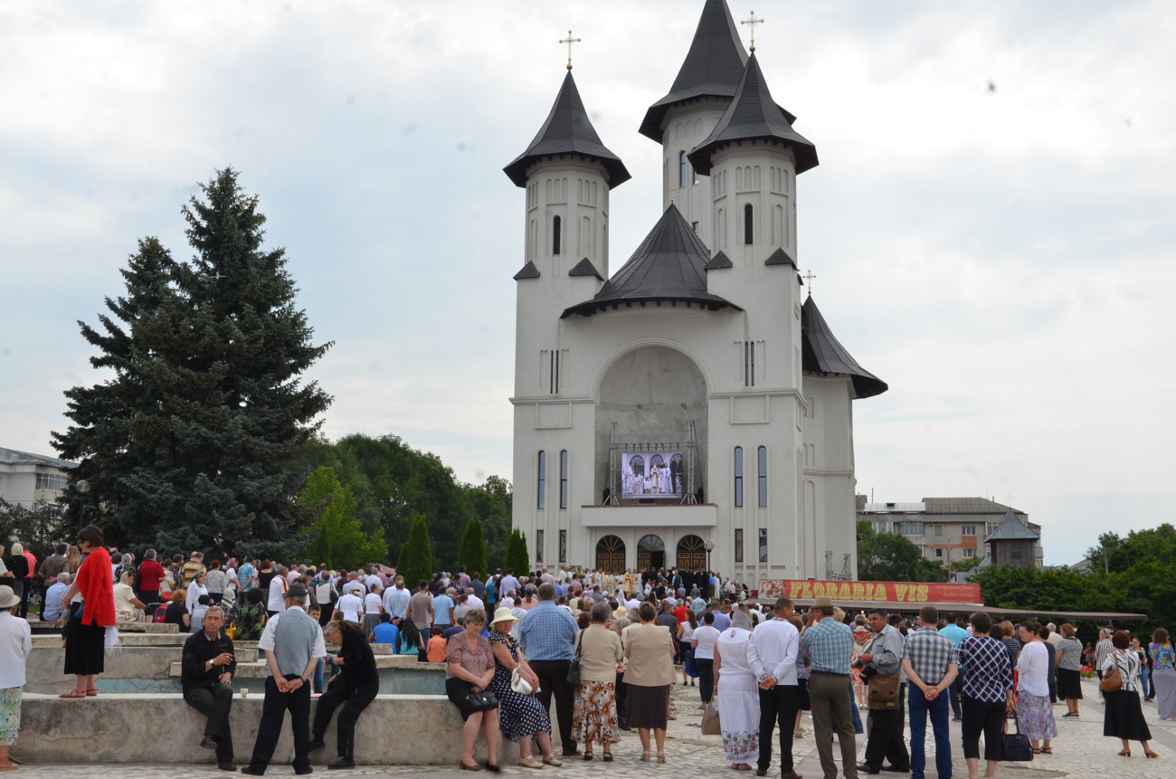 Catedrala „Învierea Domnului” din Fălticeni, sfințită în prezența a 3000 de credincioși