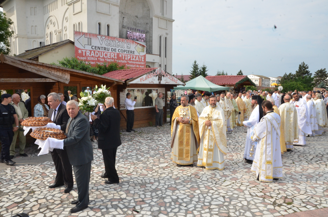 Catedrala „Învierea Domnului” din Fălticeni, sfințită în prezența a 3000 de credincioși